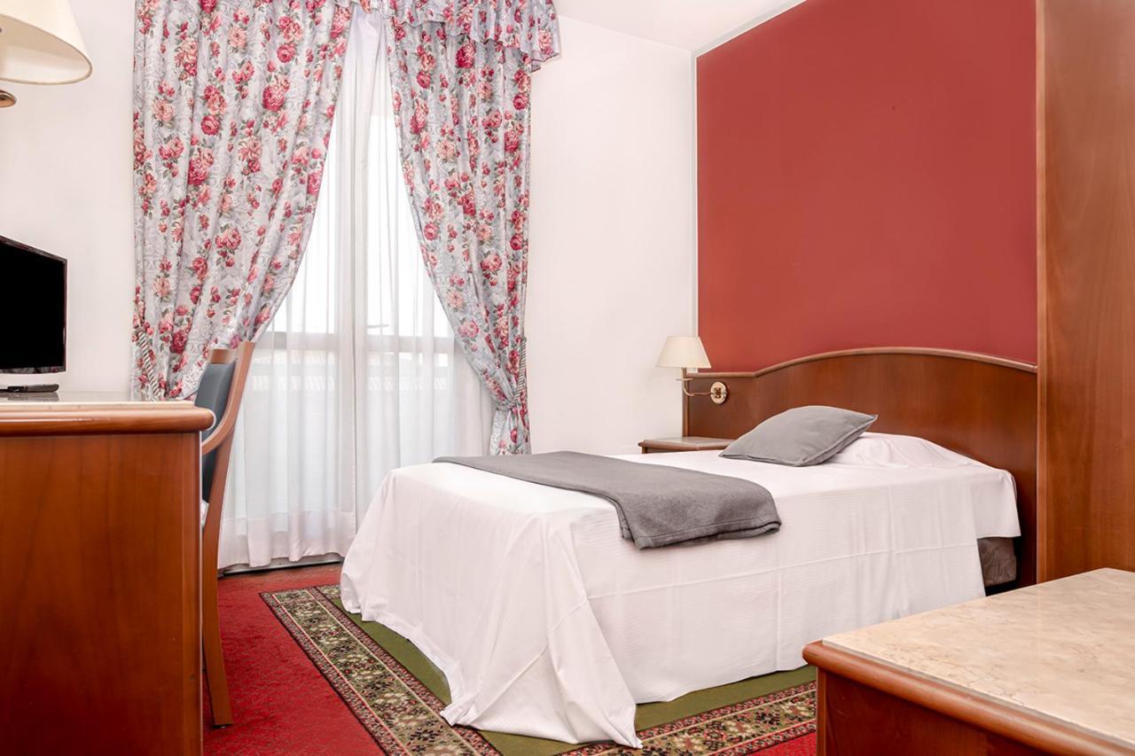 Hotel Poli Castelnovo di Sotto Eksteriør billede